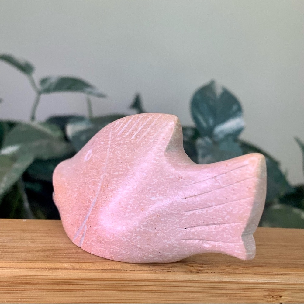 Large Pink Kisii Soapstone Hand Carved Fish Figurine Stone Animal Carving 3.7" - Picture 8 of 11